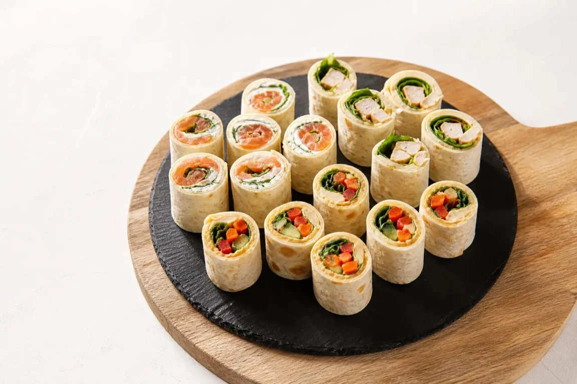 Idée wrap apéro avec plateau de mini wraps variés coupés en bouchées